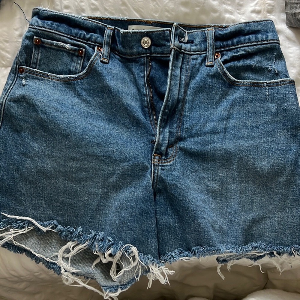 The 4” mom short high rise Abercrombie & Fitch size 6/28